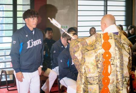 　狭山山不動寺で必勝祈願に臨んだ西武・松井監督（左）＝２６日、埼玉県所沢市