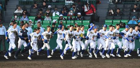 　勝利報告に向かう中央学院ナイン＝２０日
