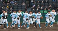 　試合に勝利し、駆け出す山梨学院ナイン（撮影・北村雅宏）