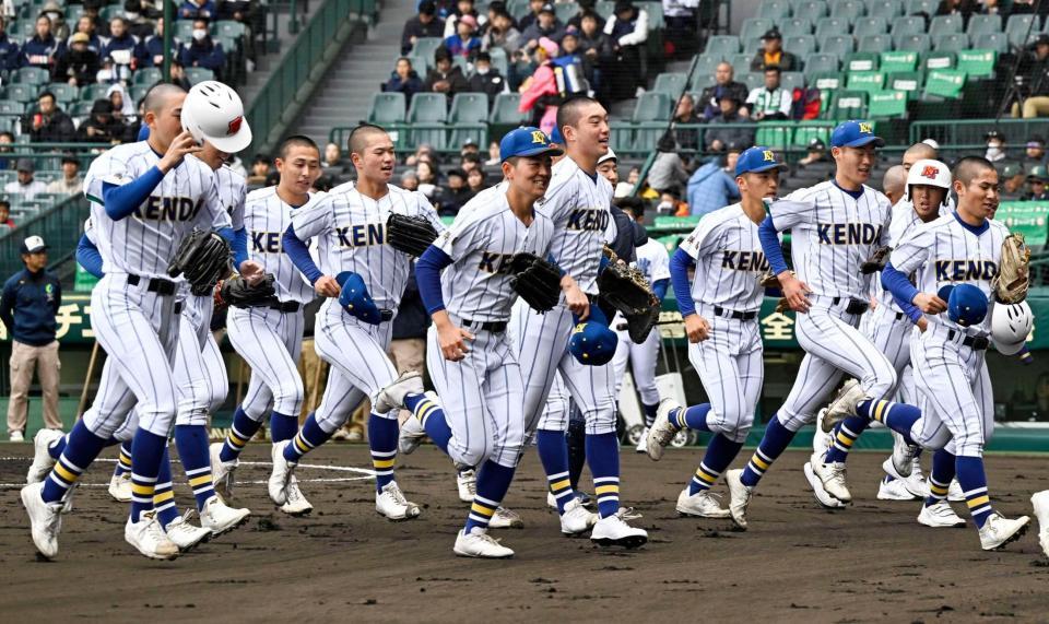 　試合前の練習を終え、ベンチに戻る高崎健康福祉大高崎ナイン（共同）