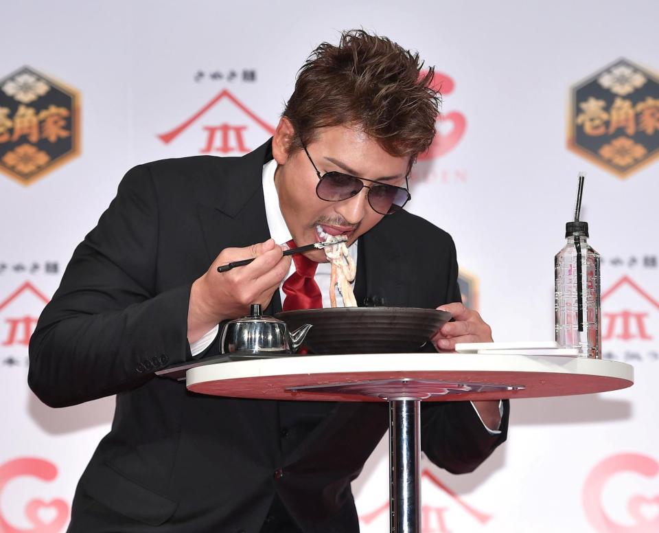 　うどんを試食する新庄監督（撮影・出月俊成）