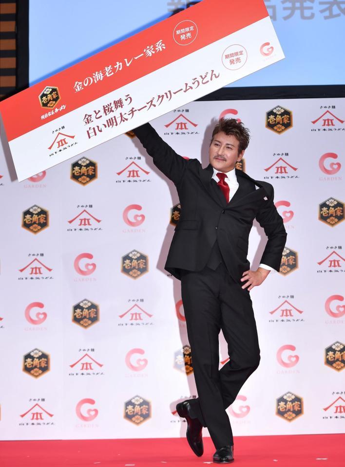 　スタイリッシュにポーズを決める新庄監督（撮影・出月俊成）