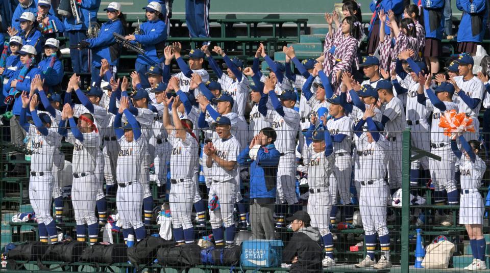 　試合に勝利し、喜ぶ高崎健康福祉大高崎応援団（撮影・北村雅宏）