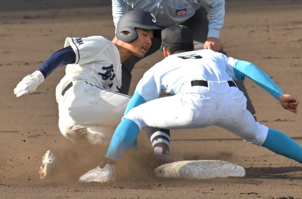 　２回、左手を負傷する山梨学院・平野天斗（右）＝撮影・北村雅宏