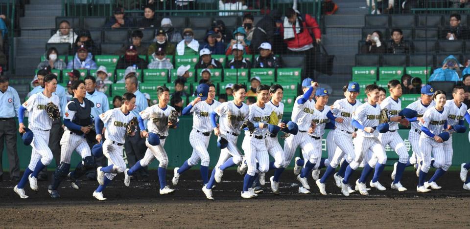 　勝利報告に向かう中央学院ナイン＝２０日