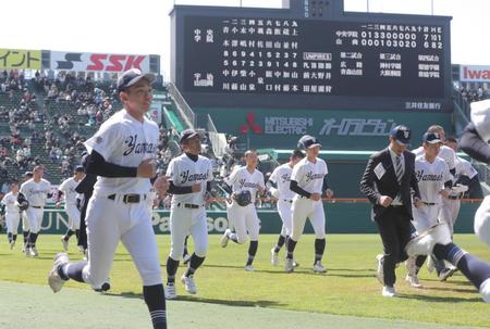 　中央学院に敗れ、村田監督（手前左から２人目）と引き揚げる宇治山田商ナイン