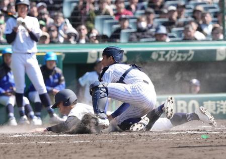 　８回、宇治山田商の打者・阪口の際、一走・泉の二盗挟殺プレーの間に本盗に成功する三走・郷