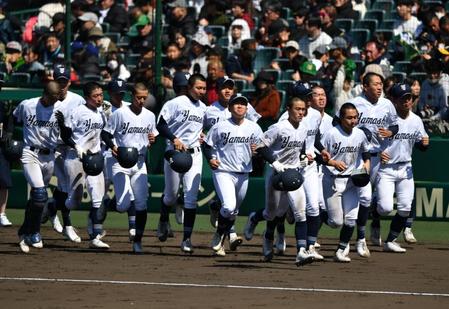 　中央学院に敗れ、応援席にあいさつに向かう宇治山田商ナイン