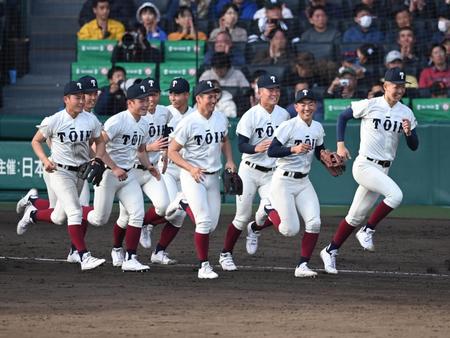 　準々決勝進出を決め、応援席にあいさつに向かう大阪桐蔭ナイン