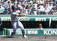 　４回、青森山田・対馬の木製バットが折れ、遊撃手の失策で出塁する