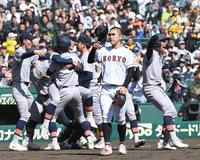 　１０回、サヨナラ犠飛を許した広陵・高尾（手前）