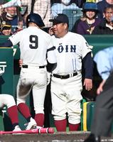 　５回、ランニング本塁打を放った境（左）を迎える大阪桐蔭・西谷監督