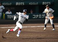 　５回、ランニング本塁打を放ち走塁する大阪桐蔭・境（左）