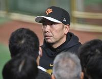 　練習終了後、記者の質問に答える阿部監督