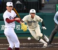 　３回、報徳学園・斎藤が中前に先制打を放つ