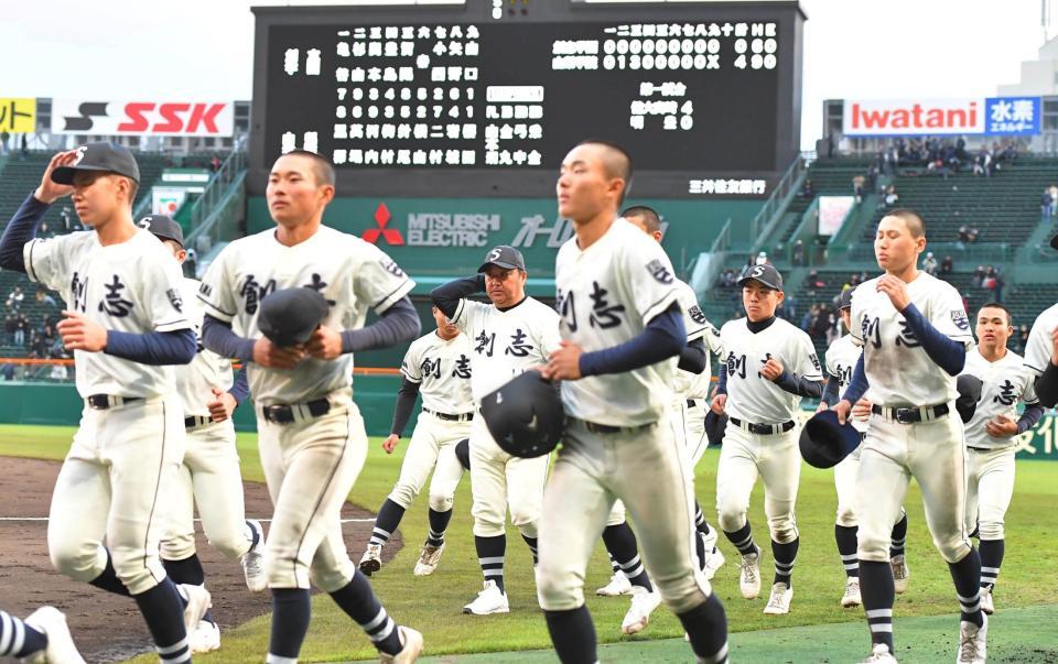 　山梨学院に敗れベスト８入りを逃したも創志学園・門馬敬治監督（左から５人目）＝撮影・持木克友