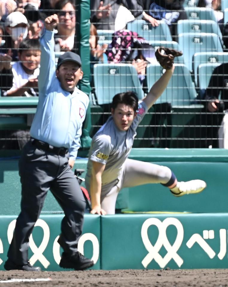 　６回、広陵・高尾の三邪飛をカメラマン席に倒れながら好捕した青森山田・菊池伊真