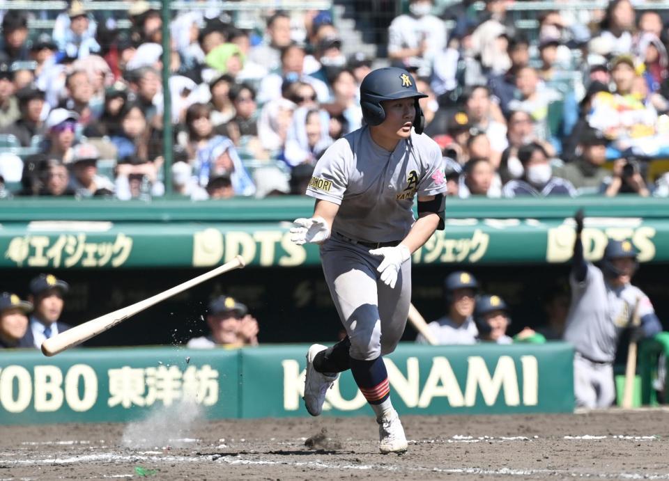 　８回、青森山田・対馬が右前に同点２点打を放つ