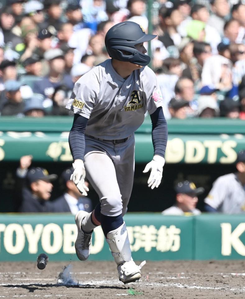 　９回、青森山田・佐藤隆が同点となる３点三塁打を放つ