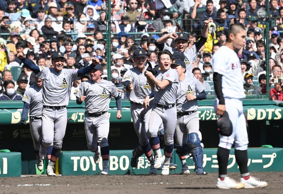 　１０回、サヨナラ勝ちに笑顔で駆け出す青森山田ナイン