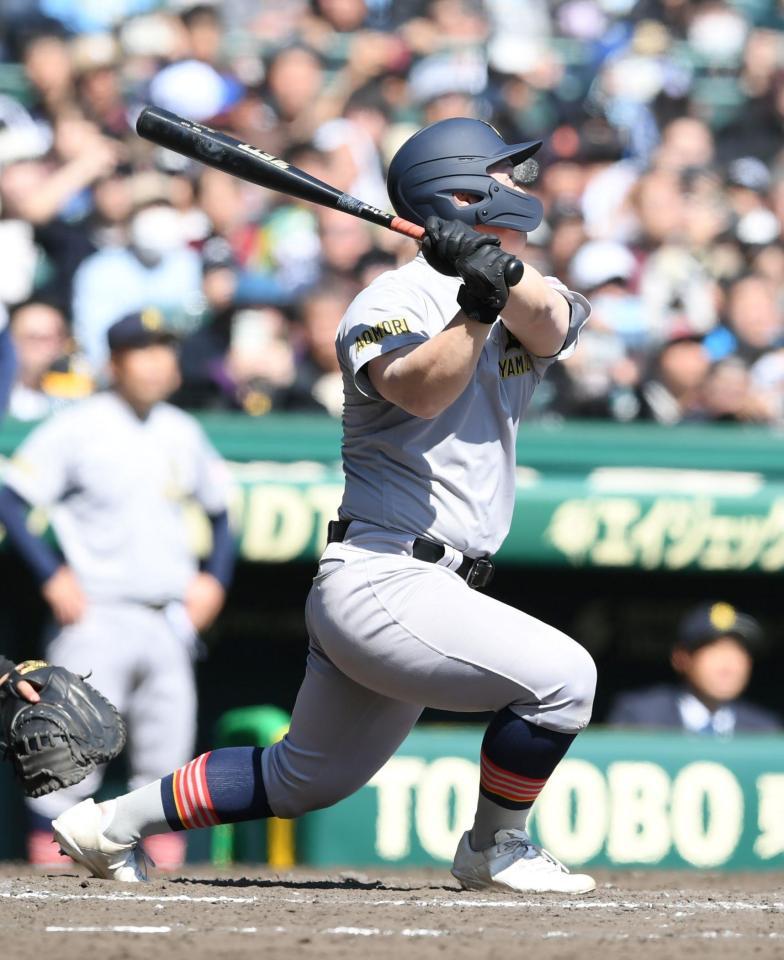 　延長１０回、犠牲フライを放つ青森山田・原田純希（撮影・石井剣太郎）