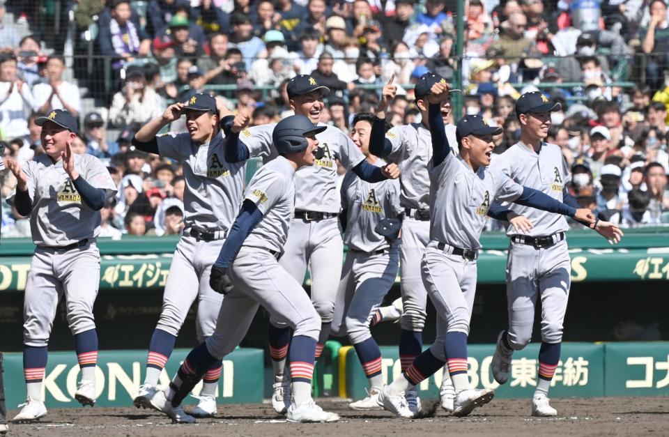 　広陵にサヨナラ勝ちし、歓喜の青森山田ナイン