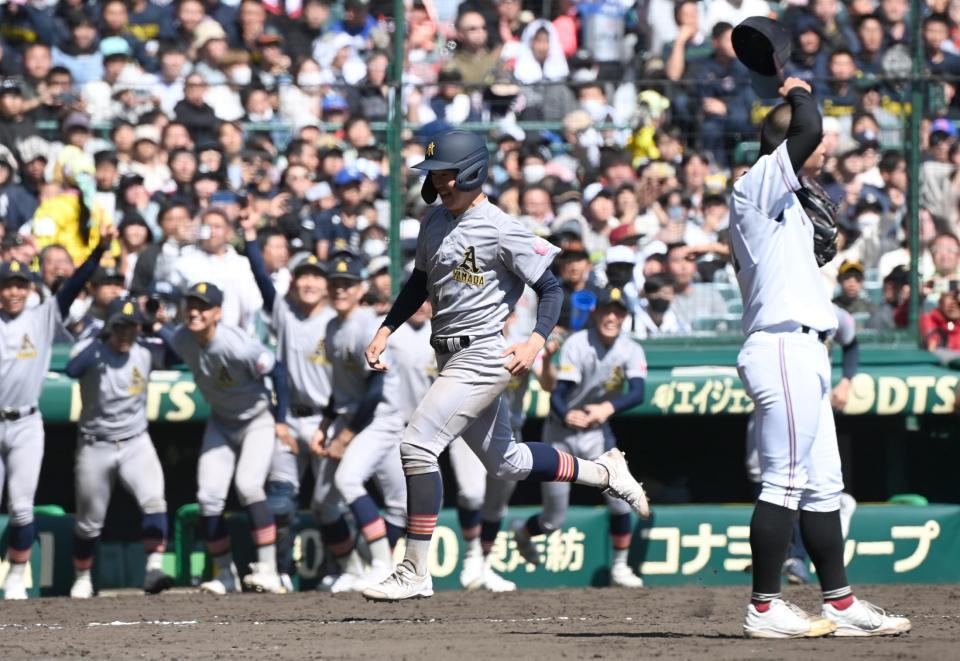 　１０回、青森山田・原田の犠飛でサヨナラの生還をする三走・佐藤隆