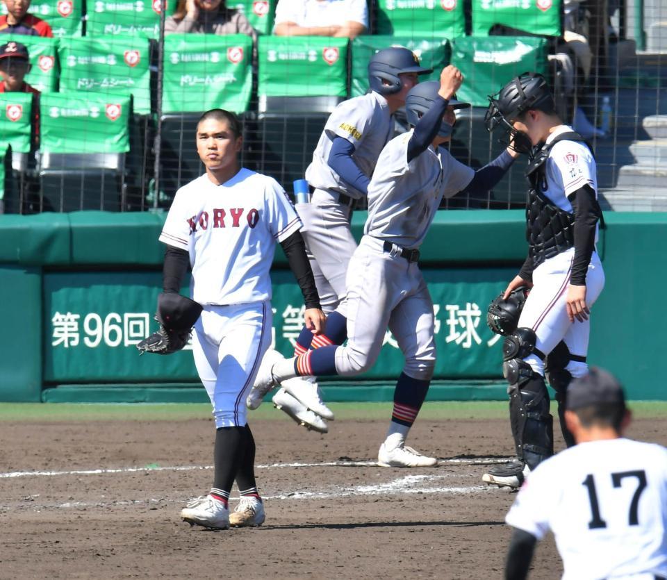 　青森山田に敗れぼう然とする広陵の高尾響（左）＝撮影・持木克友