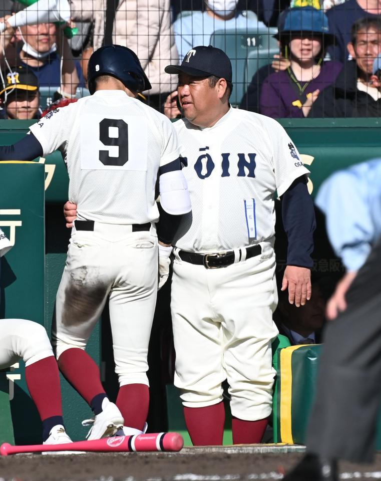 　５回、ランニング本塁打を放った境（左）を迎える大阪桐蔭・西谷監督