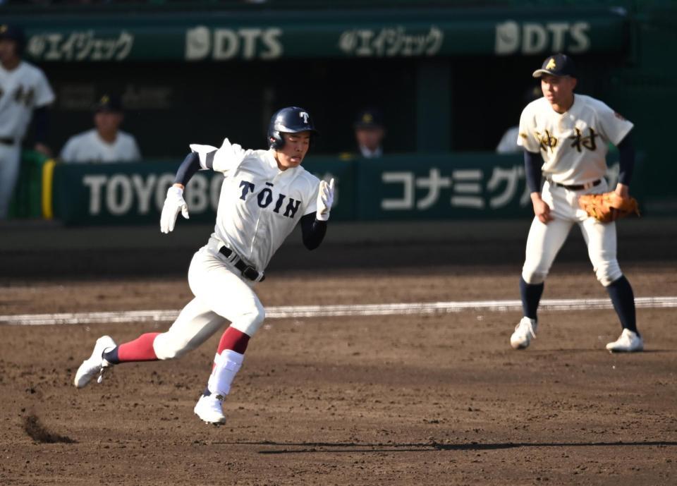 　５回、ランニング本塁打を放ち走塁する大阪桐蔭・境（左）
