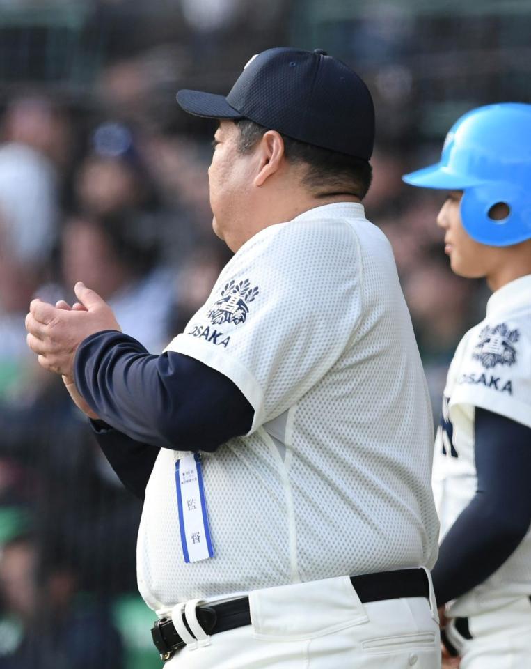 　勝利を決めた瞬間、手を叩く大阪桐蔭・西谷監督（撮影・石井剣太郎）