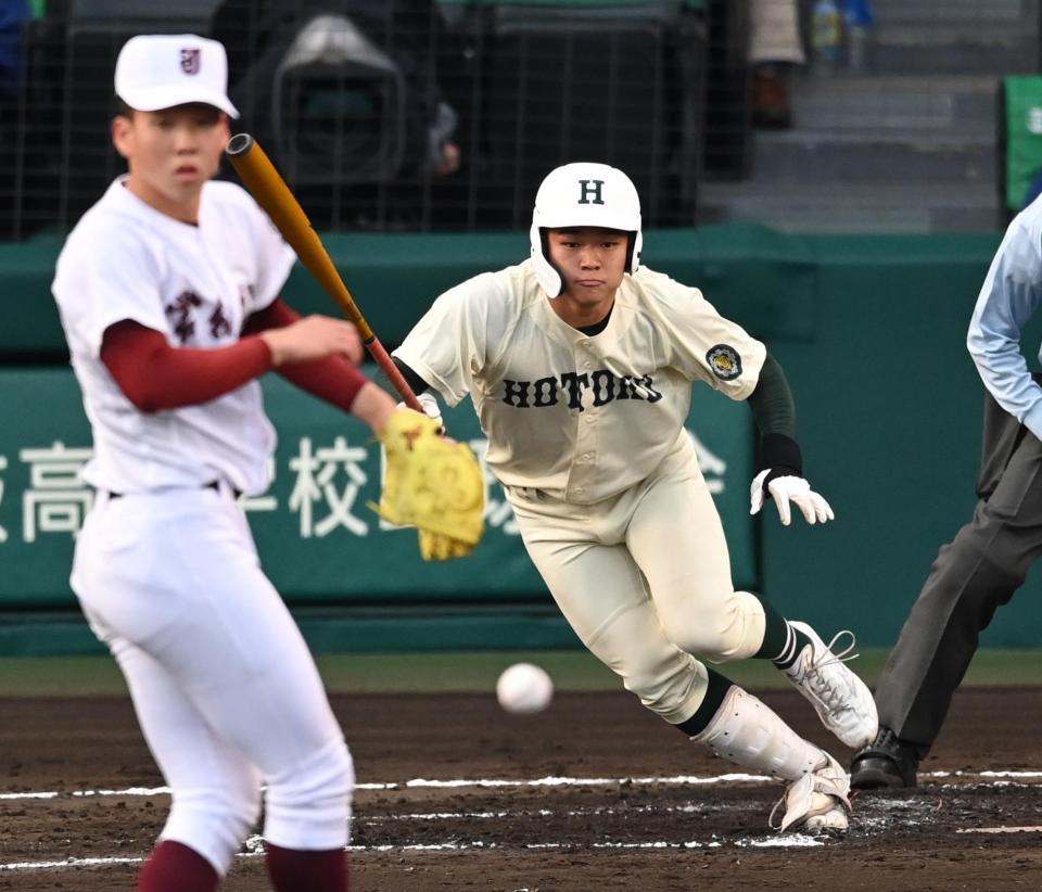 　３回、報徳学園・斎藤が中前に先制打を放つ