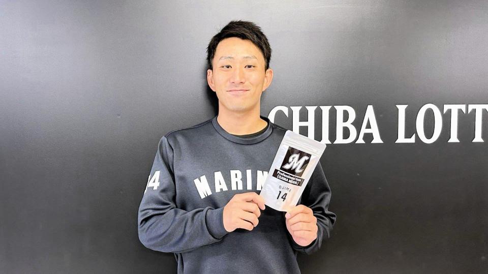 　プロフェッショナルガムを手に持つ小島（球団提供）