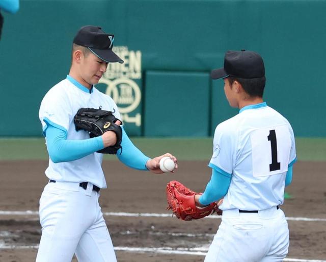 山梨学院の先発・津島にアクシデント 3回まで完璧投球も、四回に左手