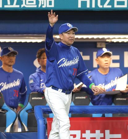 　６回、武岡の三塁への打球がセーフの判定でリプレー検証を要求する立浪監督（撮影・西岡正）