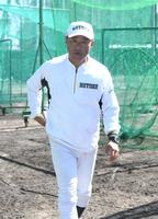 　グラウンドを後にする報徳学園・大角健二監督（撮影・石井剣太郎）