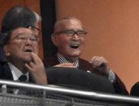 　開幕戦を観戦する巨人の長嶋茂雄終身名誉監督（右）