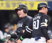 　７回、勝ち越しソロを放ち笑顔で生還する山川（撮影・立川洋一郎）