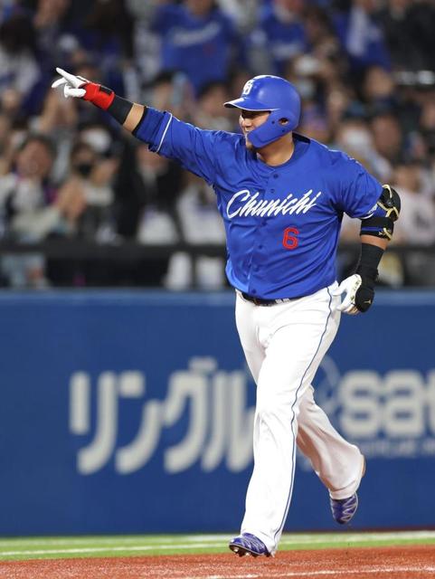 人気のファッションブランド！ 中日・中田翔が移籍後初アーチの勝ち越しソロ 悠然と 応援グッズ
