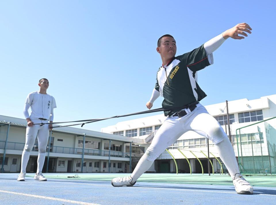 　練習で汗を流す報徳学園・今朝丸裕喜（左）と間木歩（撮影・石井剣太郎）