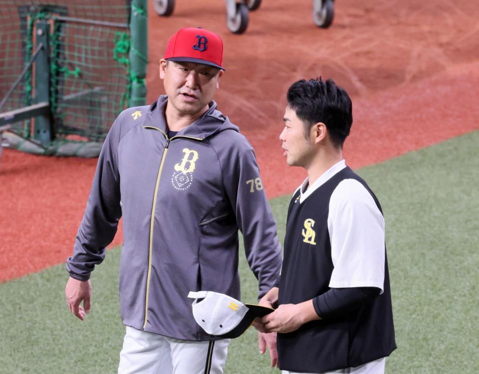 　試合前に近藤（右）と談笑する中嶋監督（撮影・立川洋一郎）