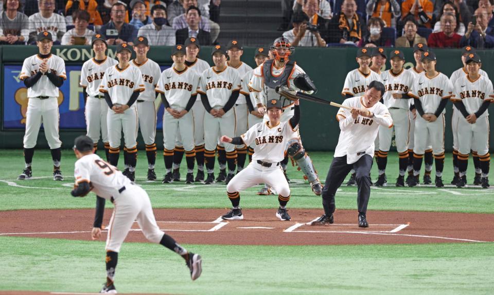 　セレモニアルピッチで打席に立った中畑清氏（撮影・中田匡峻）