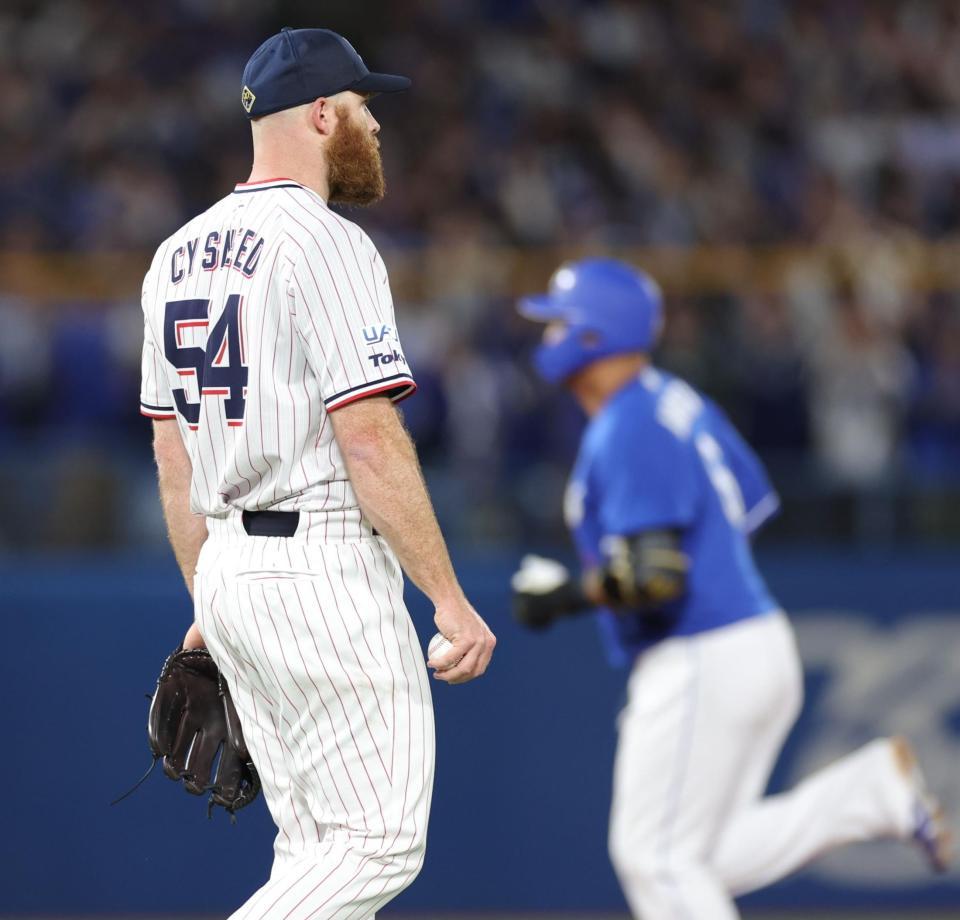 　５回、中田（右）に勝ち越しソロを浴びたサイスニード（撮影・西岡正）