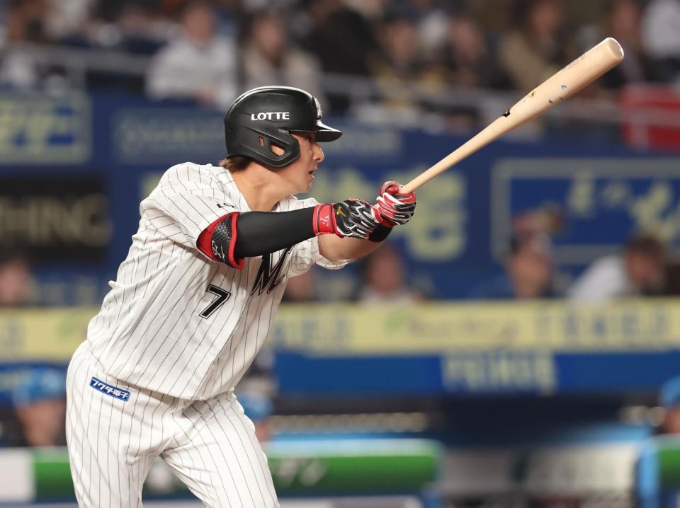 　１回、中前打を放つ藤岡（撮影・中島達哉）