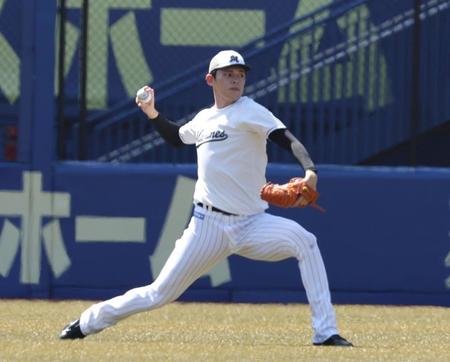 　キャッチボールで調整する佐々木（撮影・中島達哉）