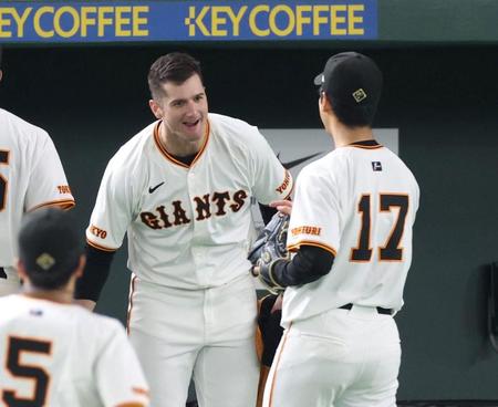 　７回を抑えた西舘（右）を迎えるグリフィン（撮影・中田匡峻）