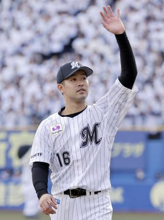 　今季初勝利を挙げ、歓声に応えるロッテ・種市＝ＺＯＺＯマリン