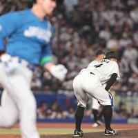 　５回、松本剛（左）に適時三塁打を許し、マウンドでひざに手をつく小島（撮影・中島達哉）