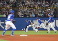 　８回、村上の打球を落球するロドリゲス（中央）＝２９日、撮影・西岡正