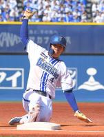 　１回、佐野の遊ゴロで二走・度会が三進する（撮影・佐藤厚）